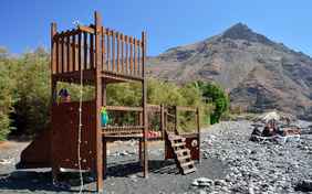 Stein- und Lavastrand